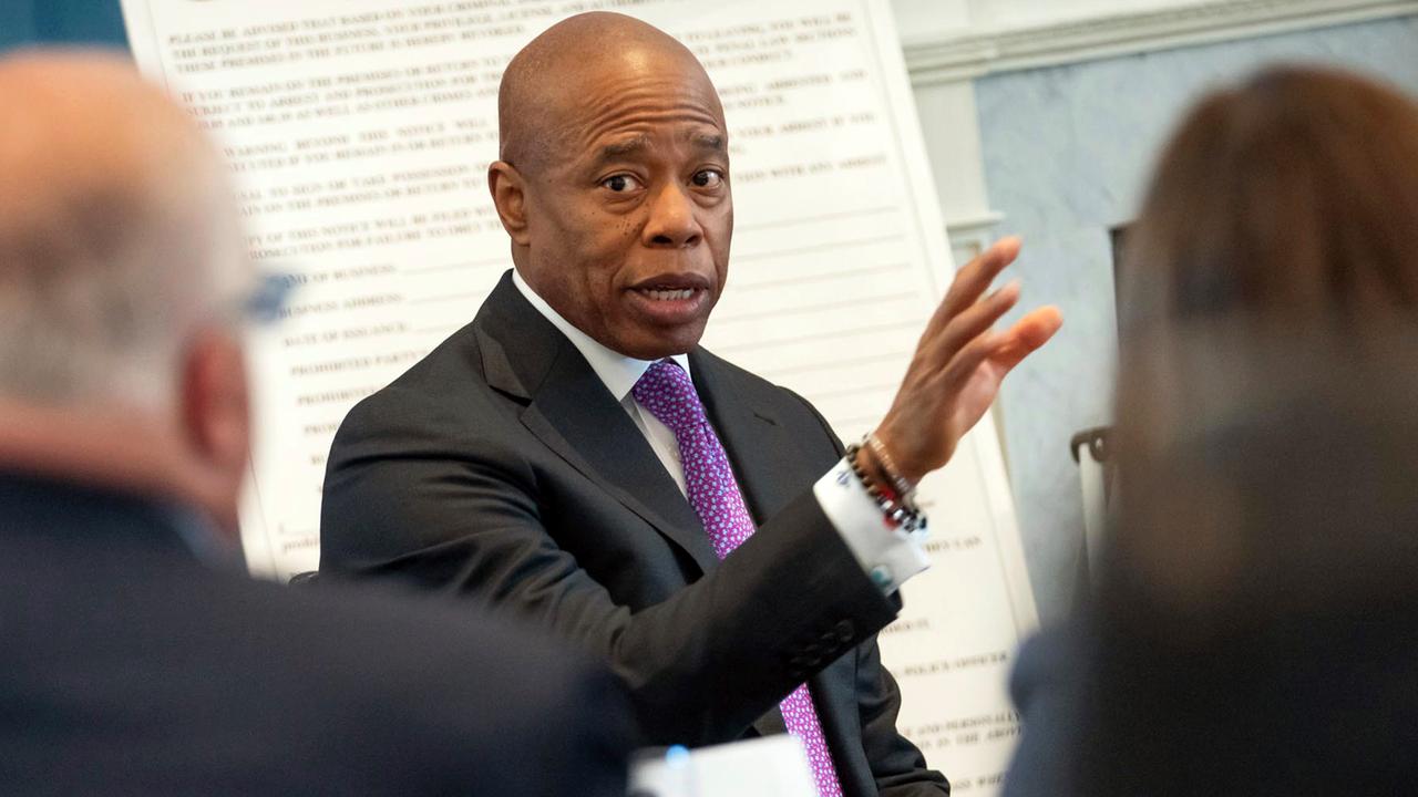 Bürgermeister von New York FBI stellt Adams' Handy sicher ZDFheute