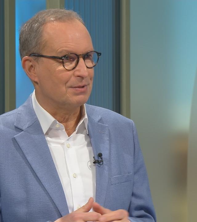 Dr. Christoph Specht steht an der "Volle Kanne"-Theke.