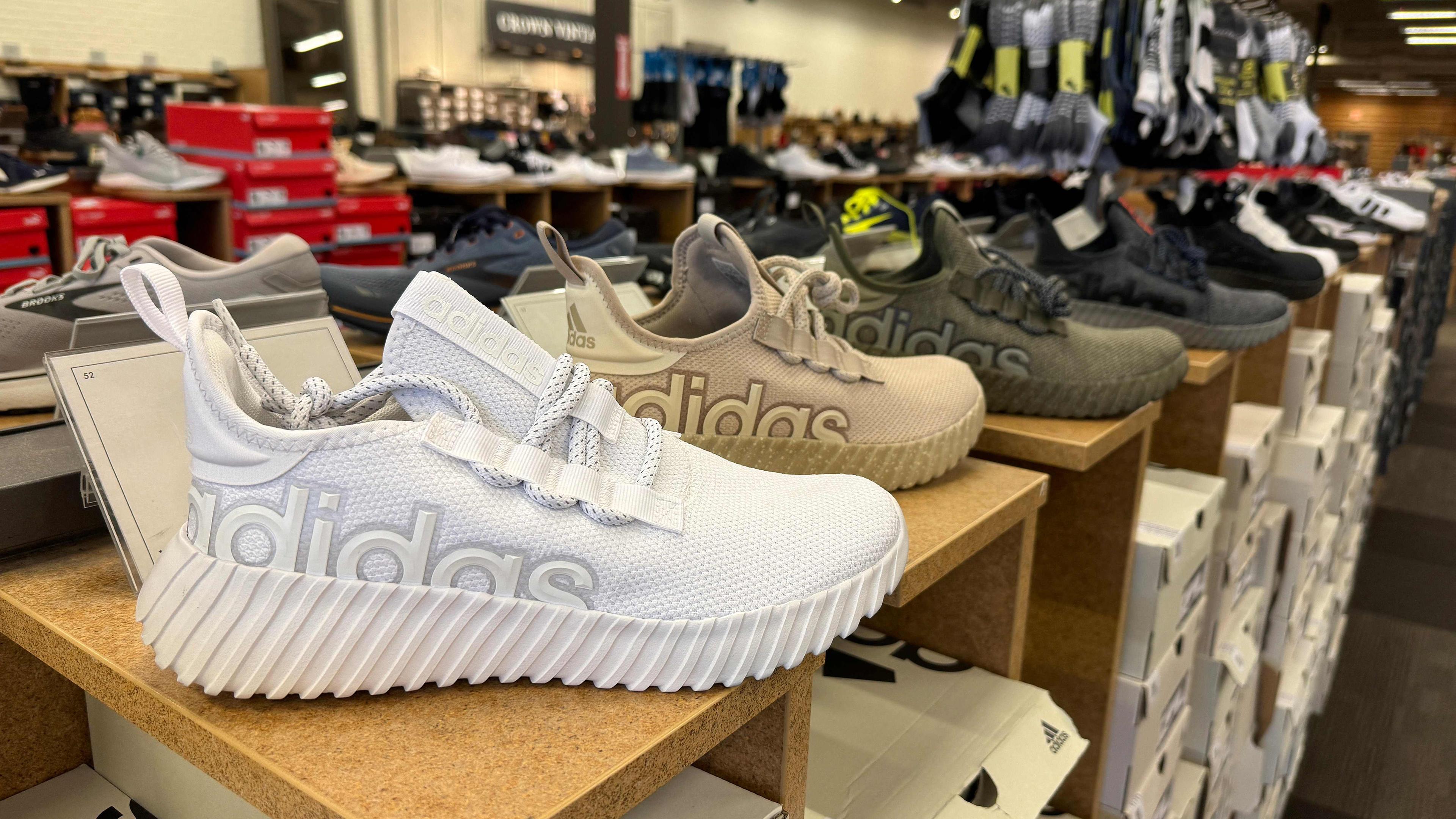 Adidas-Schuhe werden am 31. 1. 2024 in einem DSW-Geschäft in Novato, Kalifornien, ausgestellt.