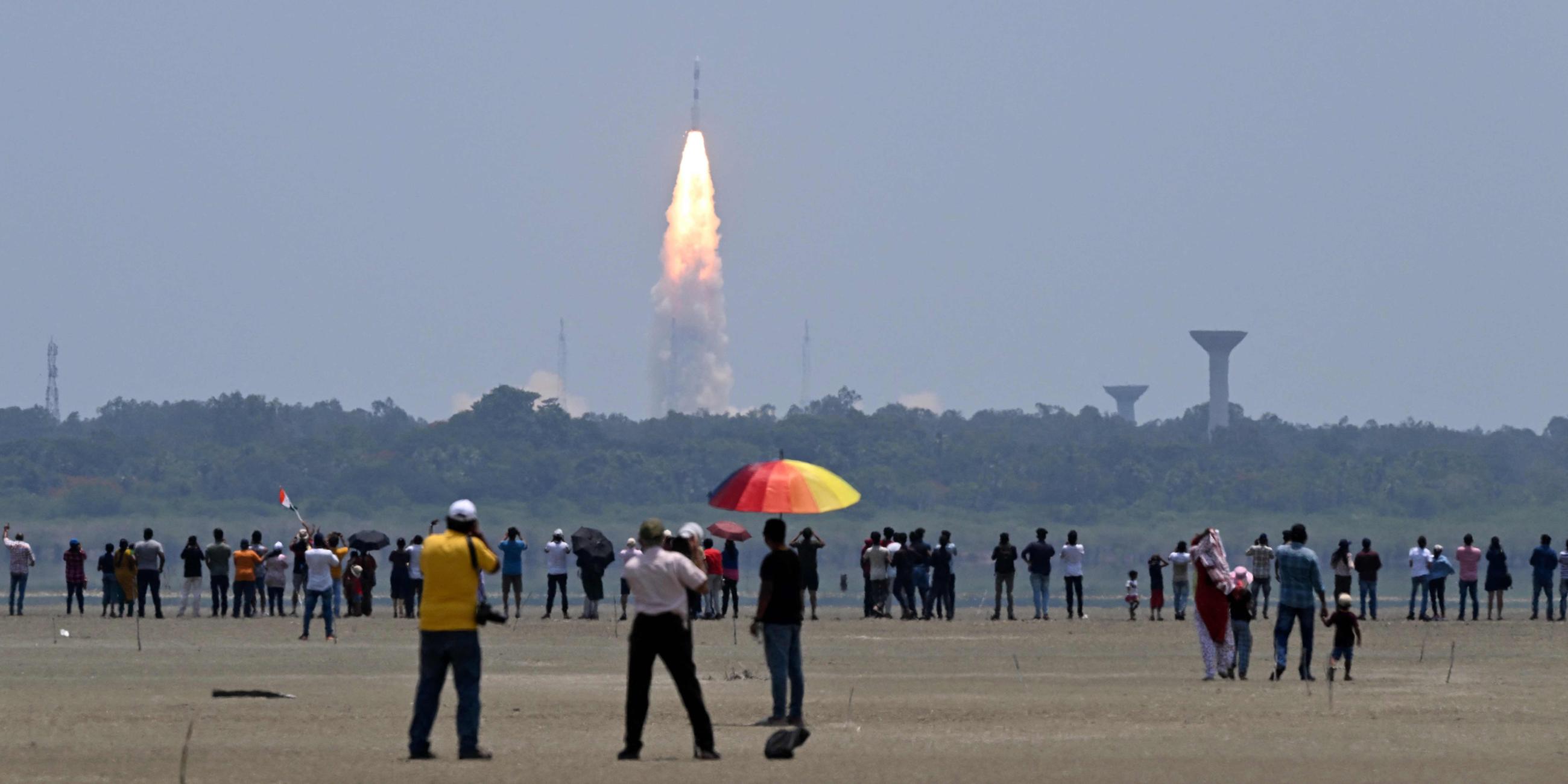 Die Menschen beobachten, wie die PSLV XL-Rakete mit der Raumsonde Aditya-L1, am 02.09.2023 vom Satish Dhawan Space Center in Sriharikota gestartet wird.