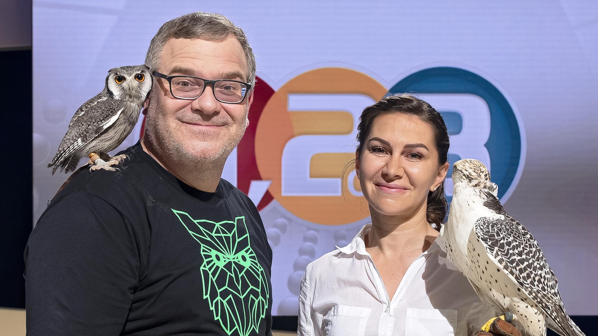 Gast Vanessa Müller mit einer Eule, einem Turmfalken und Moderator Elton.