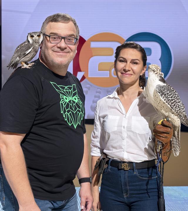 Gast Vanessa Müller mit einer Eule, einem Turmfalken und Moderator Elton.