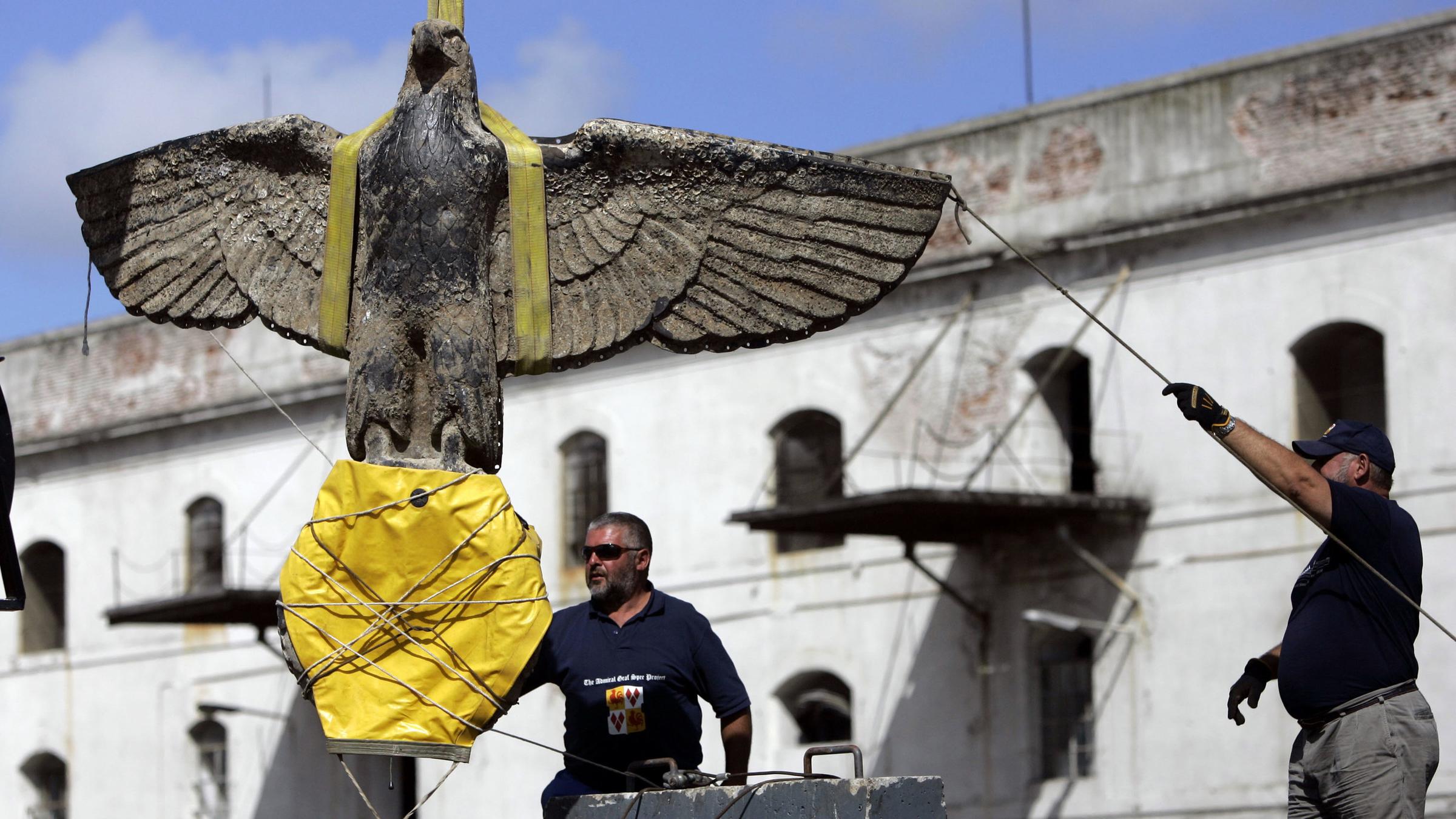 NS-Adler der bei Montevideo gesunkenen Admiral Spee