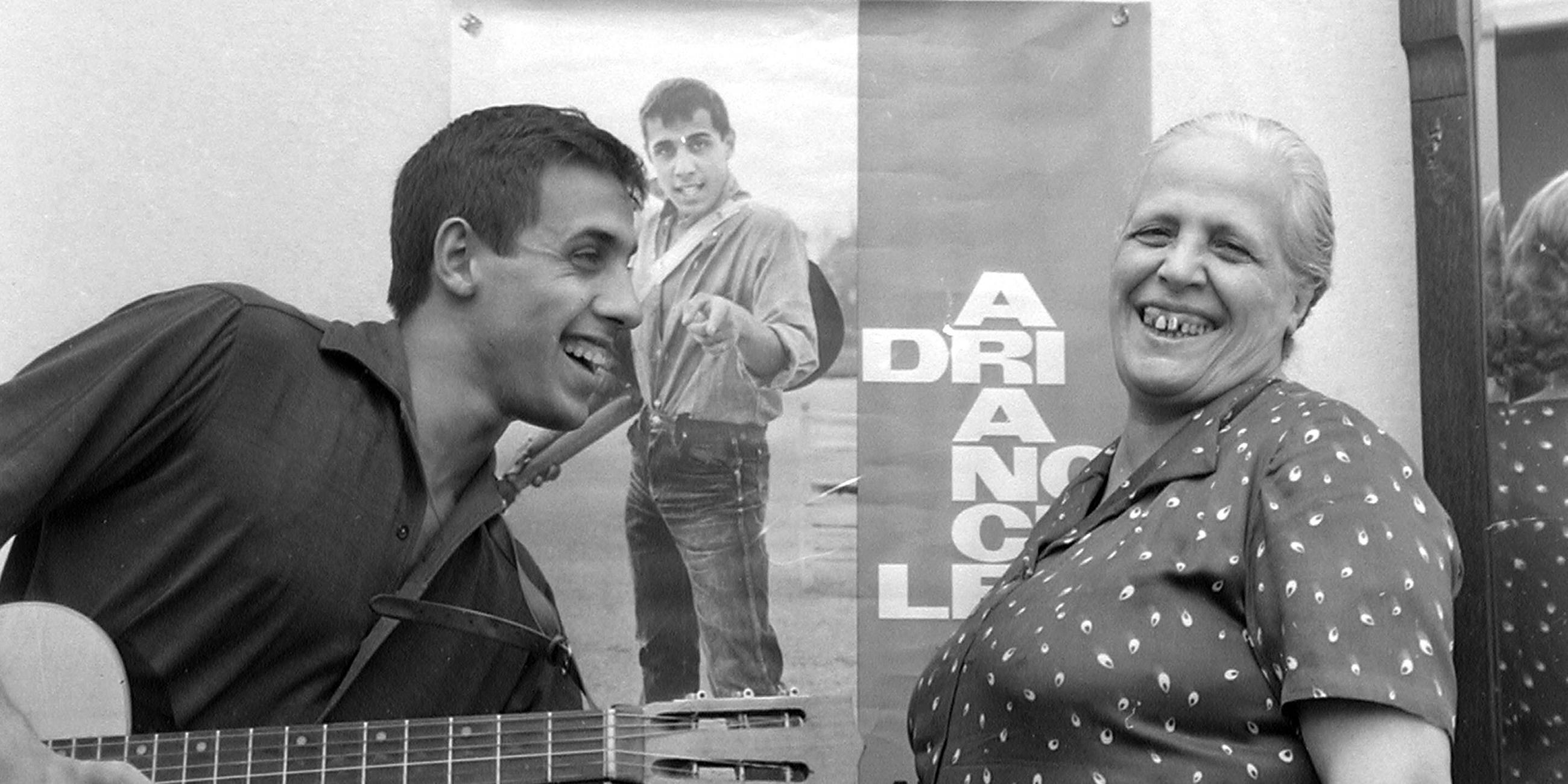 Italienischer Sänger und Schauspieler Adriano Celentano mit seiner Mutter bei einer Homestory am 03.03.1962