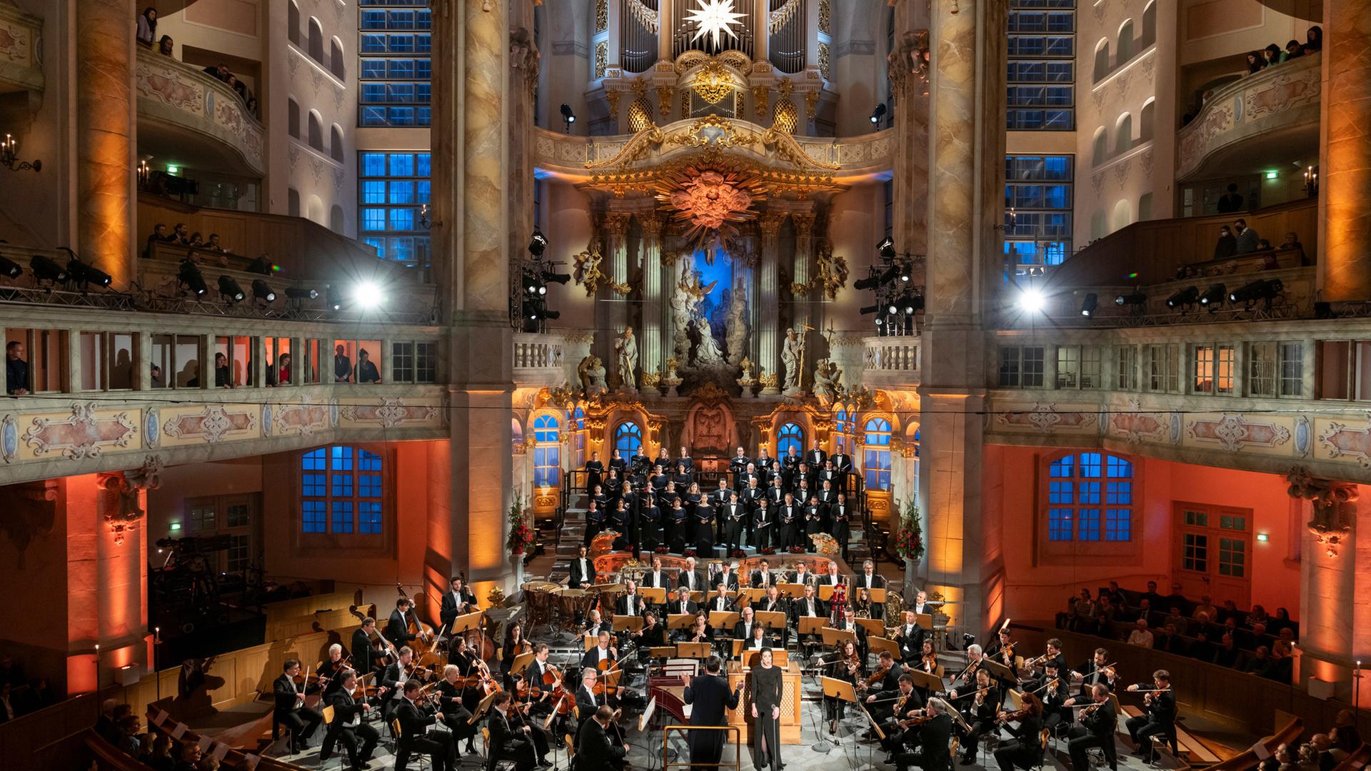 Blick in den festlich beleuchteten Altarraum der Dresdner Frauenkirche mit den Musikern der Staatskapelle Dresden, dem Dirigenten Christian Thielemann und der Sopranistin Hanna-Elisabeth Müller.