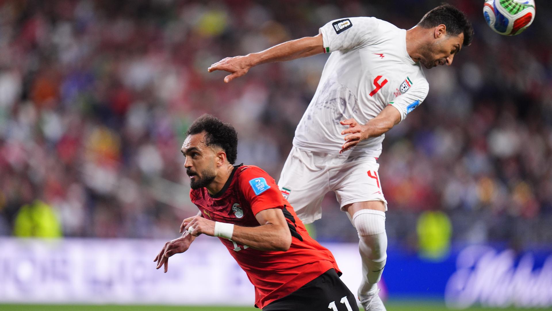 Irans Shoja Khalilzadeh köpft den Ball