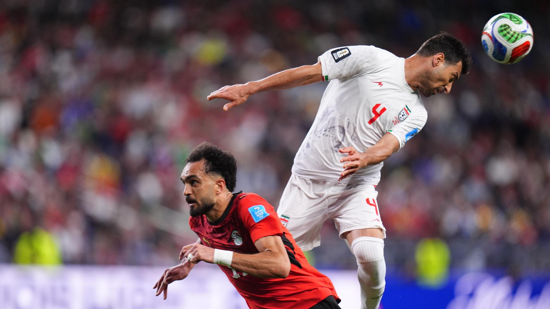 Irans Shoja Khalilzadeh köpft den Ball