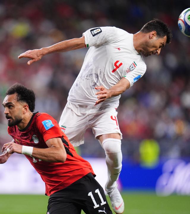Irans Shoja Khalilzadeh köpft den Ball