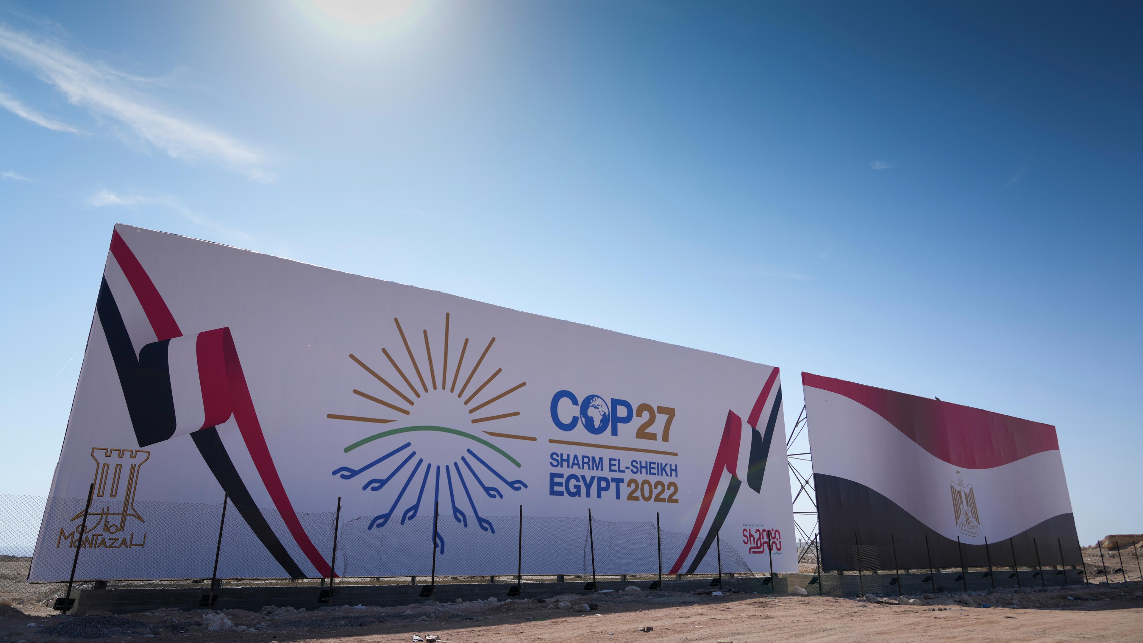 Ägypten, Sharm el-Sheikh: Werbanner der Klimakonferenz COP27 in Ägypten.