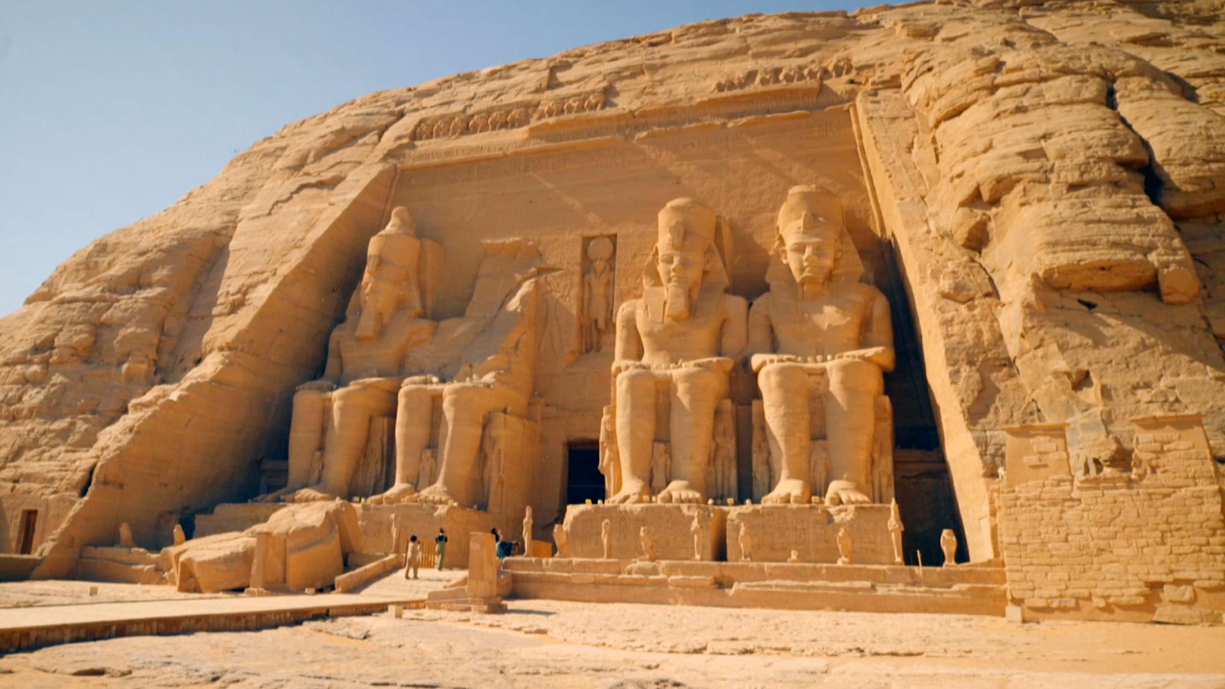 Die Fassade des großen Tempels von Abu Simbel mit den vier Kolossalstatuen Ramses II. Die Figur links neben dem Tempeleingang ist unvollständig. Der Kopf und Teile des Torsos liegen am Boden.