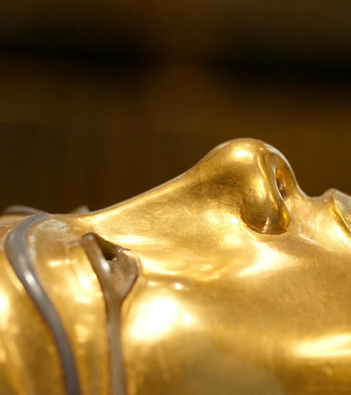 Profilansicht der Goldenen Totenmaske Tutanchamuns, die sein Gesicht abbildet.