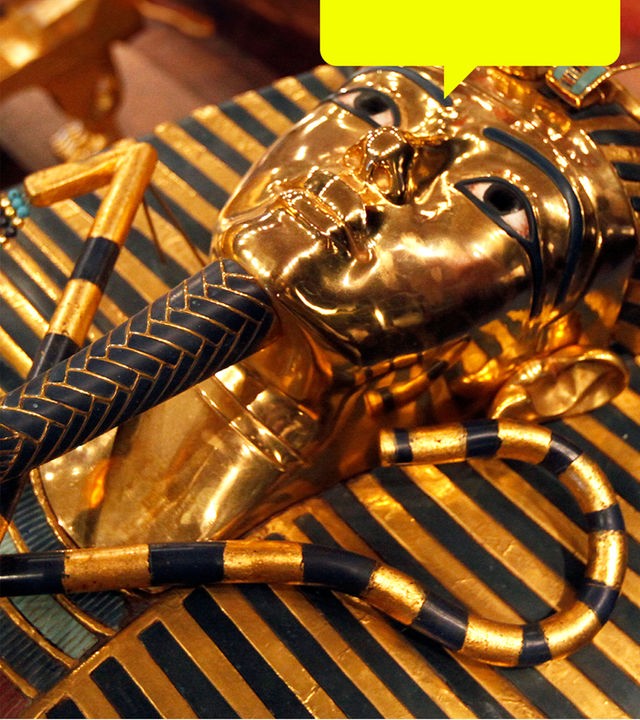 Sarg eines ägyptischen Pharaos ist von oben zu sehen. Der Sarg ist gold.