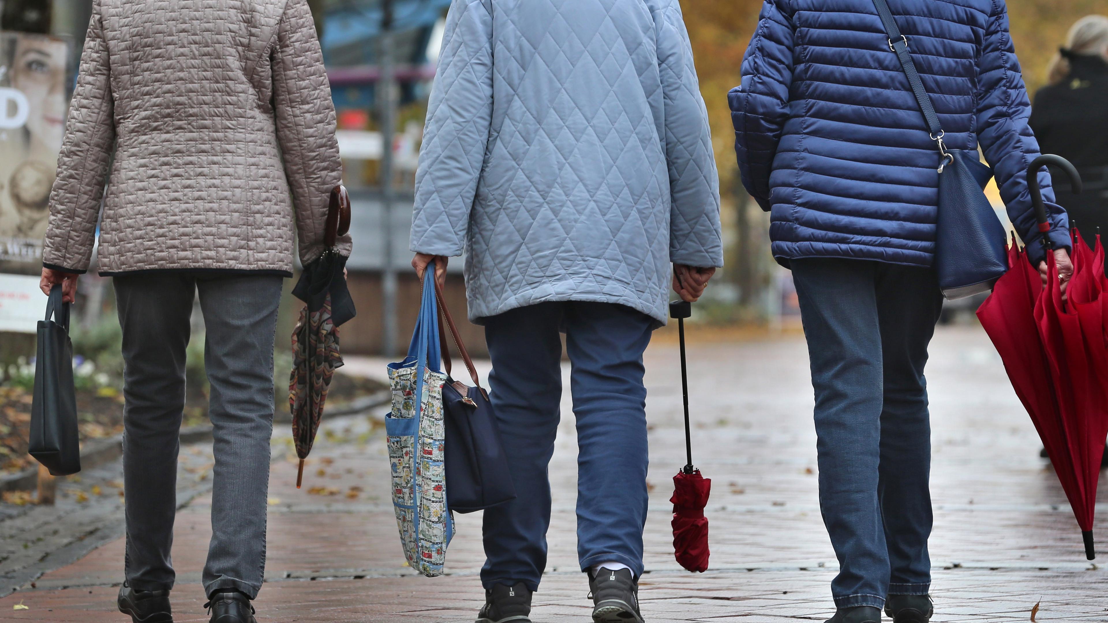 Ältere Frauen in der Fußgängerzone in Bad Wörishofen, Deutschland, 08.11.2018