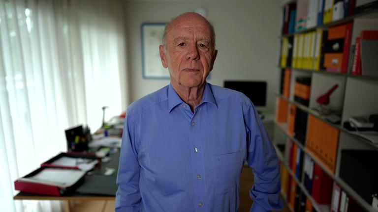 "WISO-Dokumentation: Ärger mit der Rente: Ist Riester noch zu retten?": Walter Riester in seinem Büro.