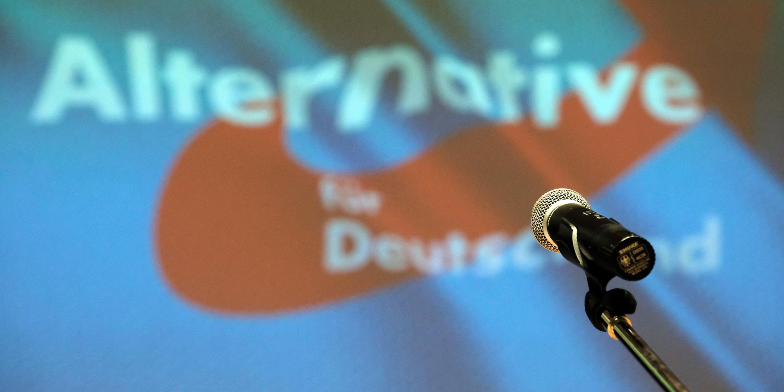 Archiv: Ein Mikrofon steht bei einem Parteitag der AfD auf der Bühne vor dem Partei-Logo