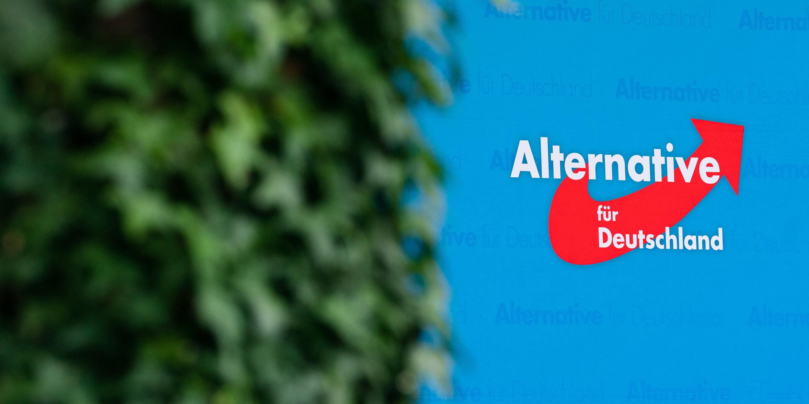 Ein Plakat mit dem Logo der Partei Alternative für Deutschland (AfD) ist beim Politischen Frühschoppen auf dem Volksfest Gillamoos im Schlossgarten angebracht.