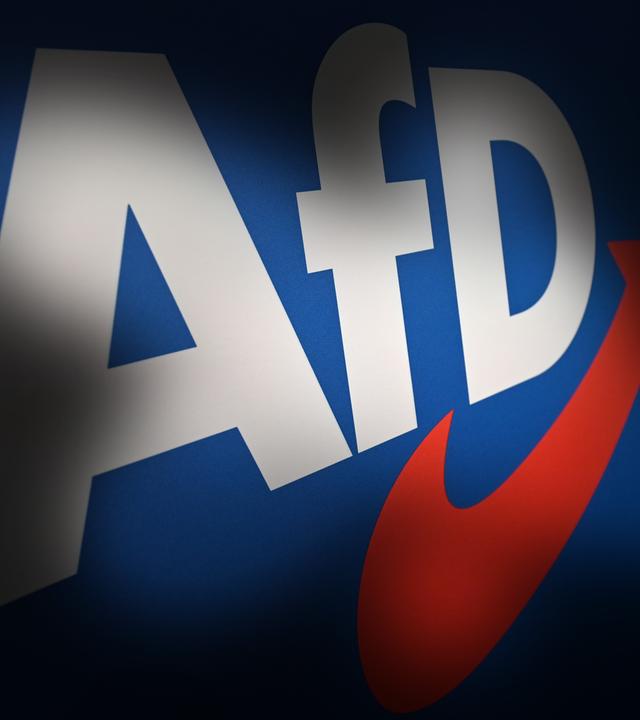 Das Logo der AfD wird von einem Schatten eingerahmt.
