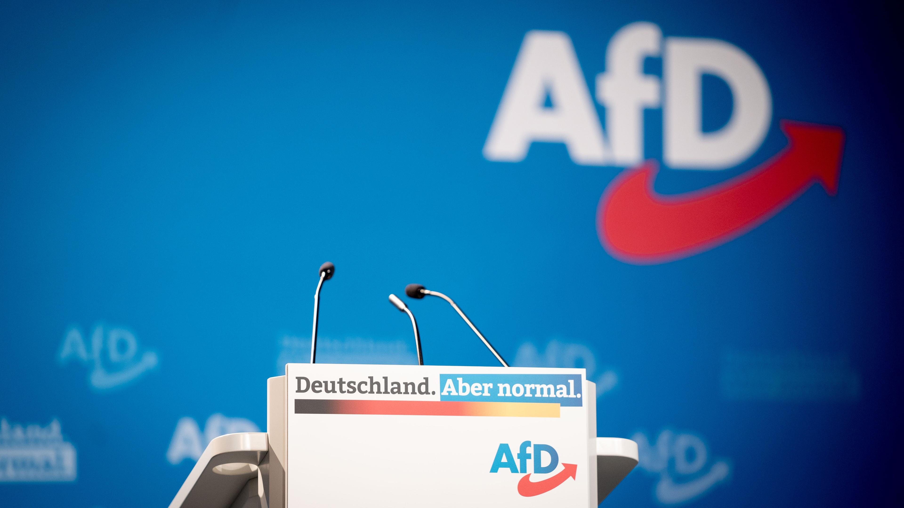 Sachsen, Dresden: Das Rednerpult steht in Dresdener Messehalle beim Bundesparteitag der AfD.