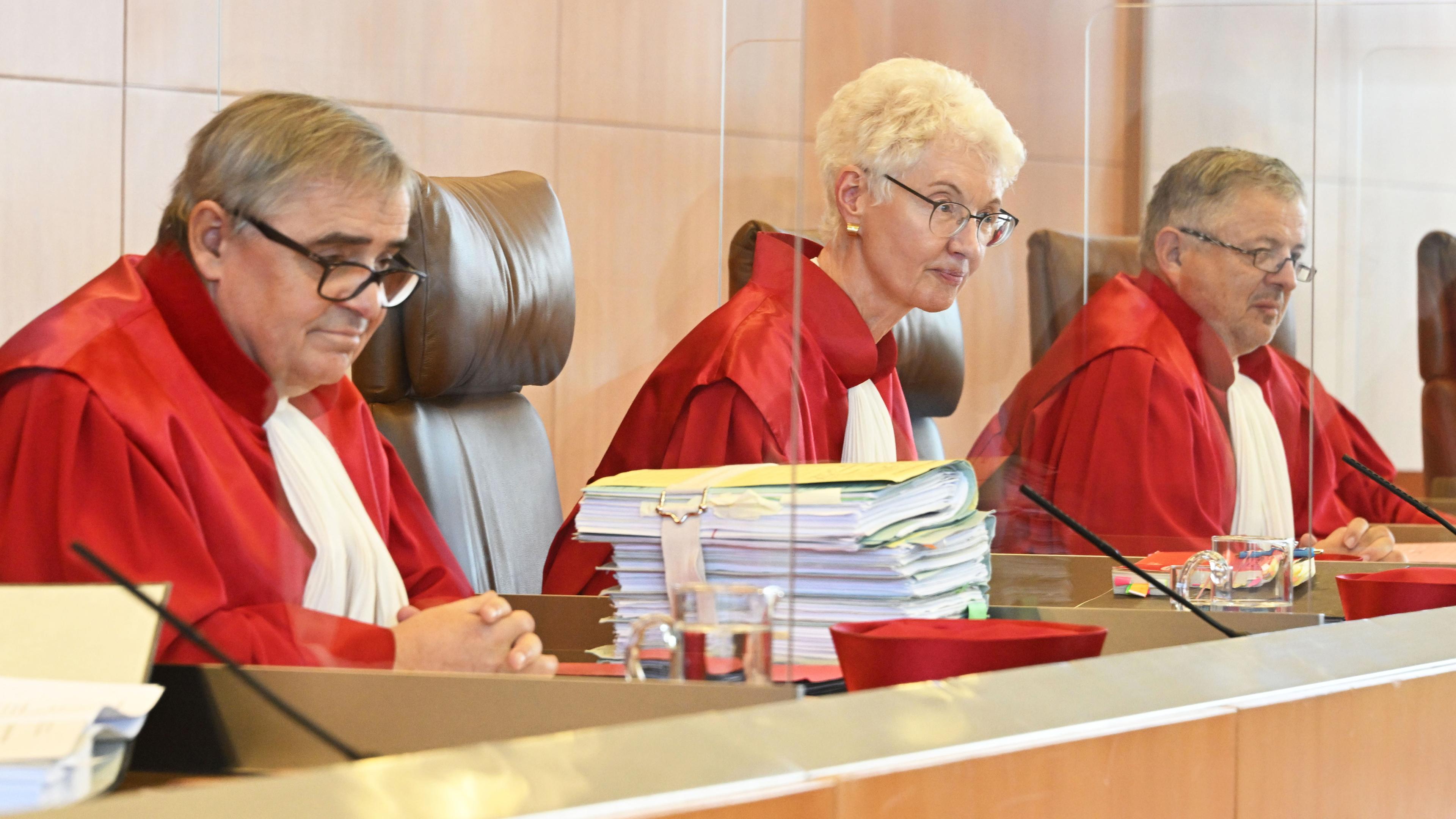 Der Zweite Senat des Bundesverfassungsgericht, (l-r) Peter Müller, Doris König (Vorsitz), und Peter M. Huber, eröffnet die mündliche Verhandlung zur «Desiderius-Erasmus-Stiftung».