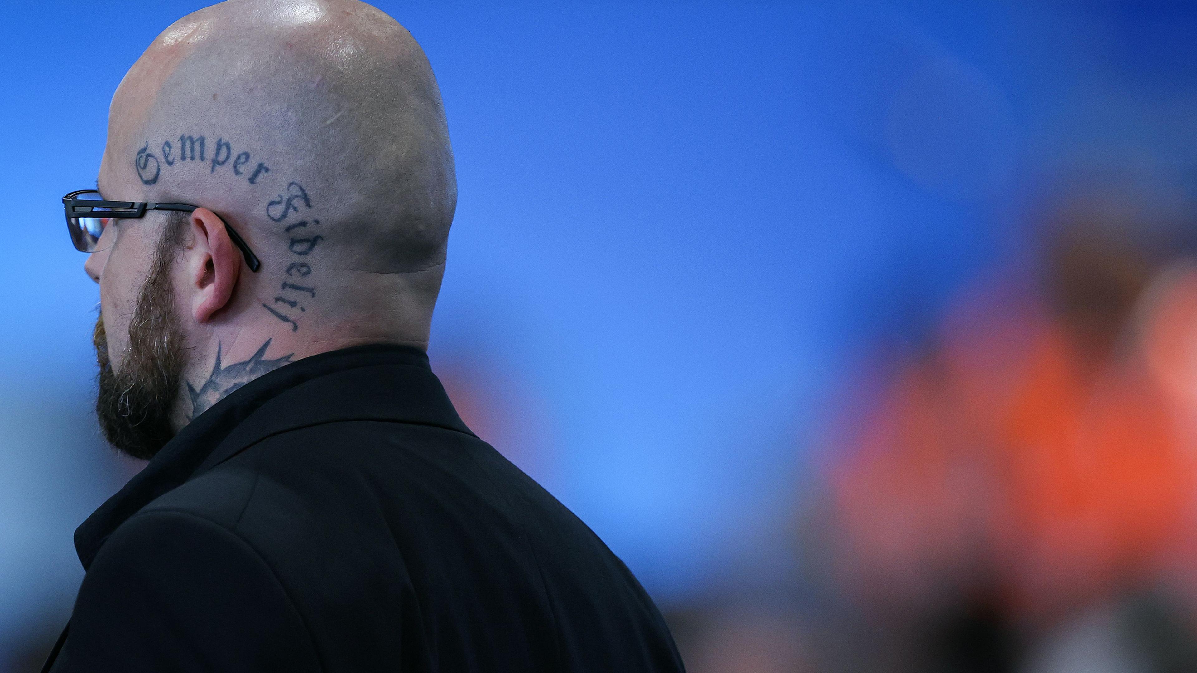 AfD-Delegierter auf dem Parteitag in Magdeburg am 28.7.2023 mit einem Tattoo "Semper Fidelis" (für immer treu) auf dem Hinterkopf.