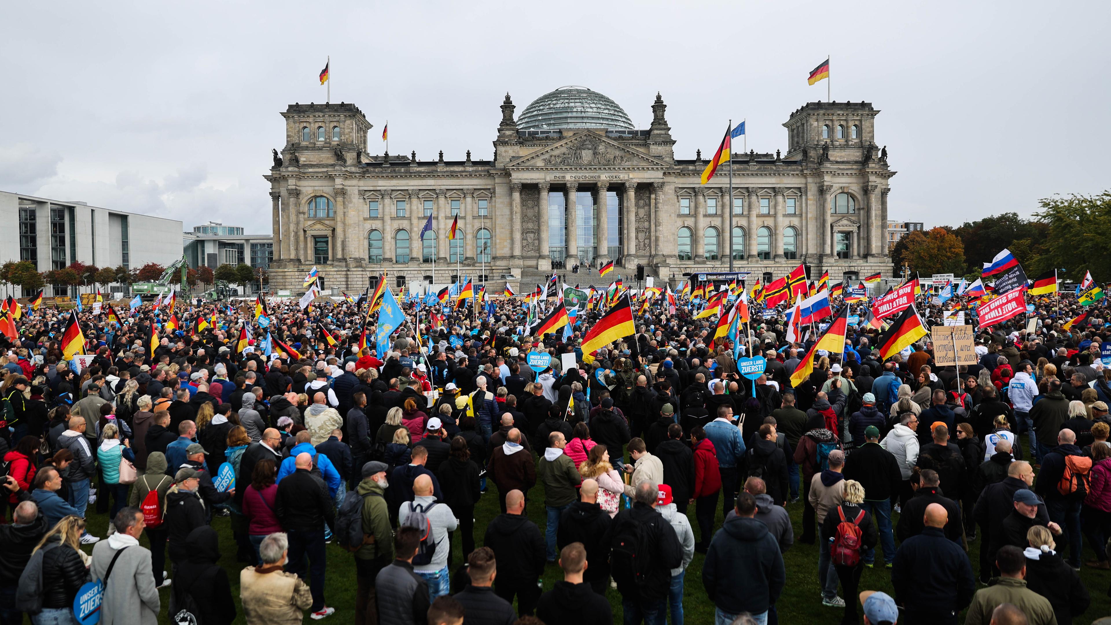 Teilnehmer einer Demonstration der AfD unter dem Motto Energiesicherheit und Schutz vor Inflation unser Land zuerst, haben sich vor dem Reichstagsgebäude versammelt.