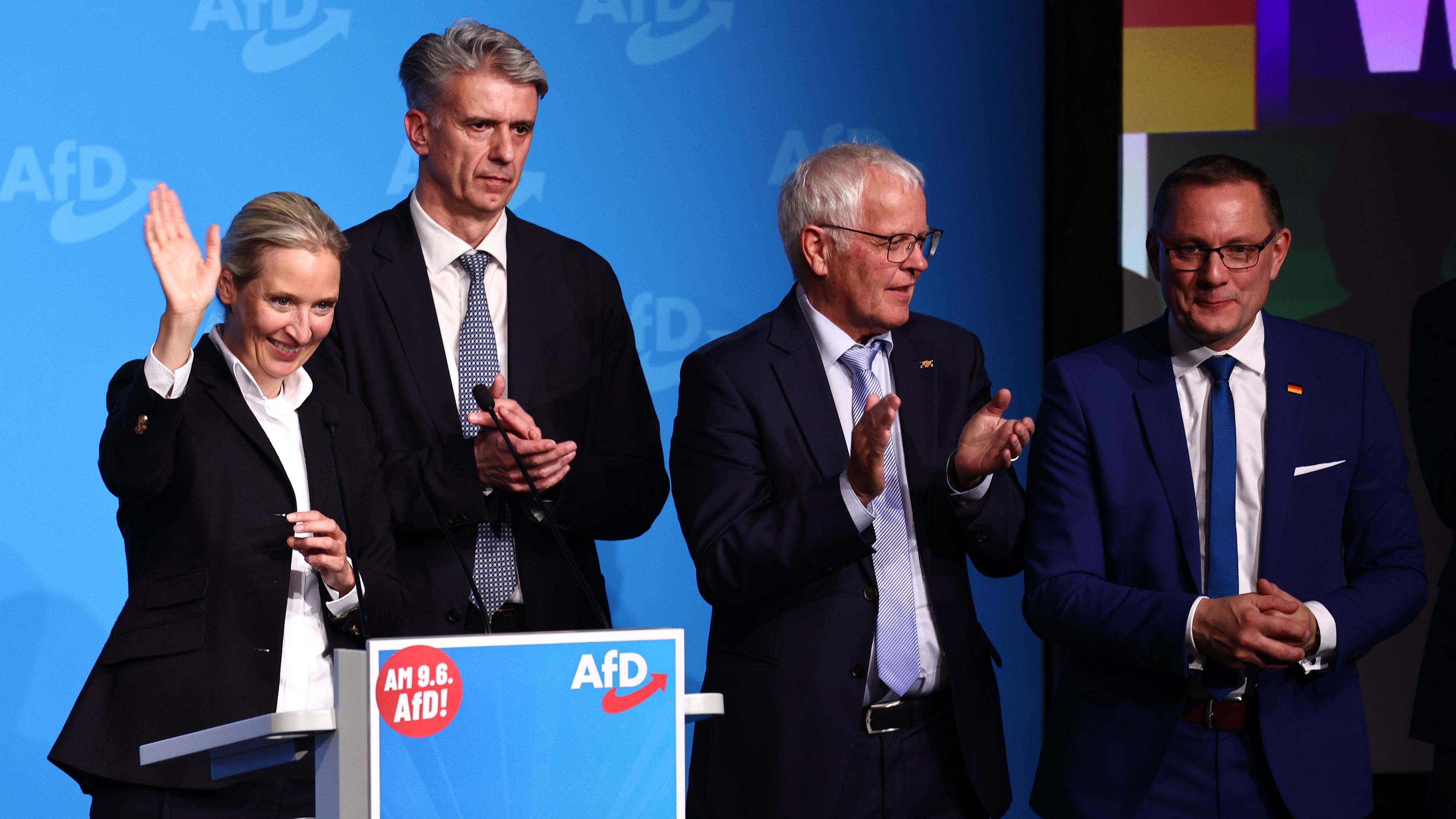 AfD Partei- und Fraktionsvorsitzende Alice Weidel, AfD Kandidat Dr. Marc Jongen, AfD-Mitglied Emil Saenze und Partei- und Fraktions-Co-Vorsitzender Tino Chrupalla winken zum Abschied nach dem Wahlkampf-Auftakt zur Europawahl.