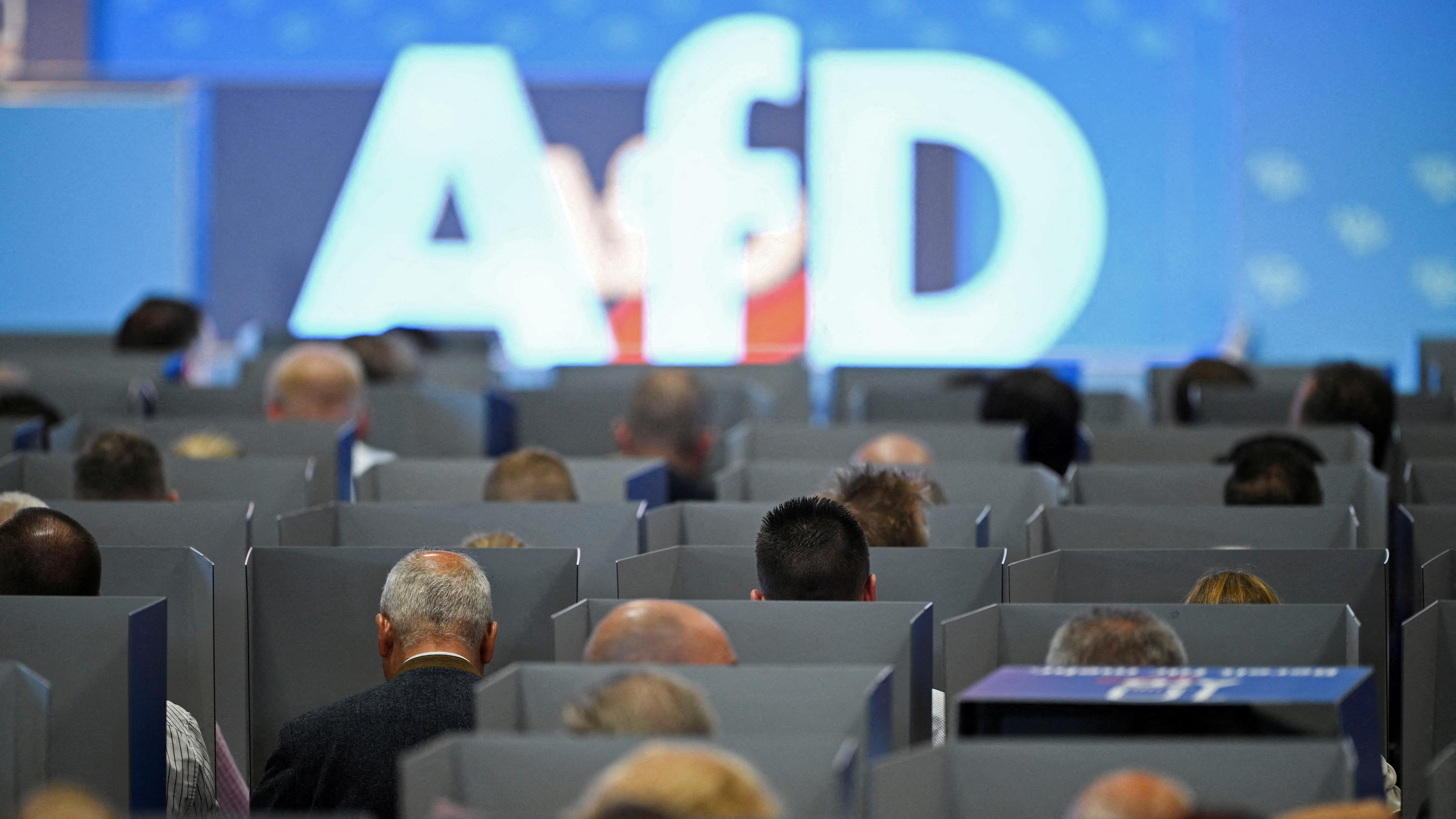 AfD-Mitglieder sitzen in Wahlkabinen am Tag der Europawahlversammlung 2023 der Alternative für Deutschland (AfD) in Magdeburg