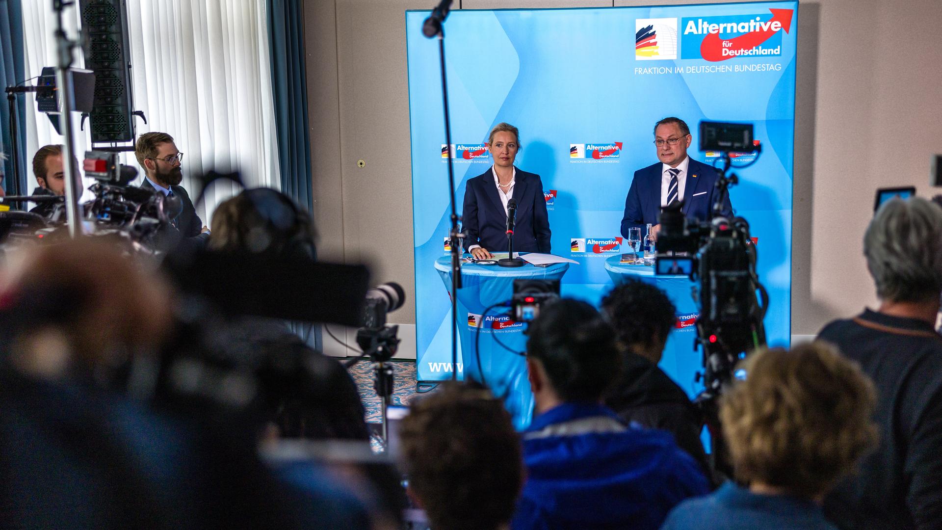 Alice Weidel (AfD), Bundes- und Fraktionsvorsitzende, und Tino Chrupalla (AfD), Bundes- und Fraktionsvorsitzender, sprechen bei einer Pressekonferenz zum Abschluss der Klausur der AfD-Bundestagsfraktion. 