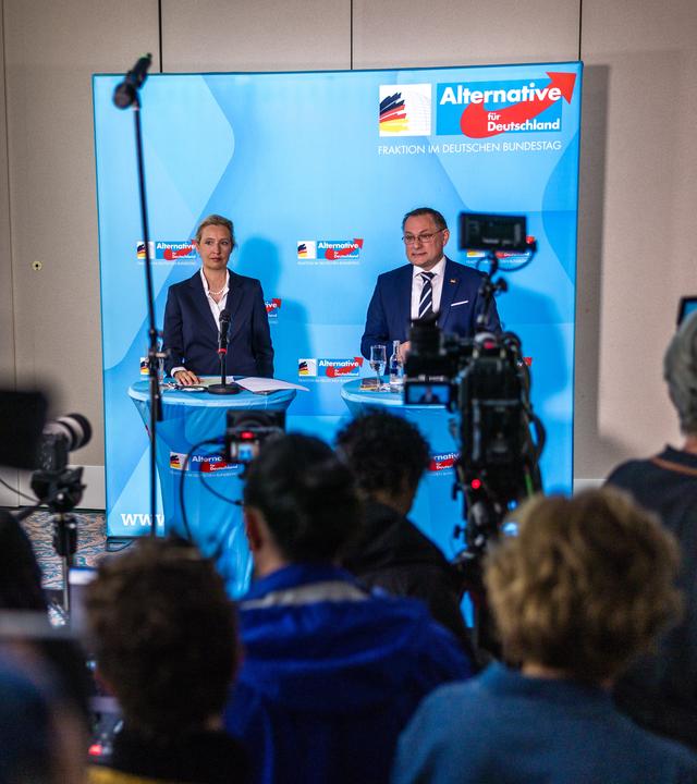 Alice Weidel (AfD), Bundes- und Fraktionsvorsitzende, und Tino Chrupalla (AfD), Bundes- und Fraktionsvorsitzender, sprechen bei einer Pressekonferenz zum Abschluss der Klausur der AfD-Bundestagsfraktion. 