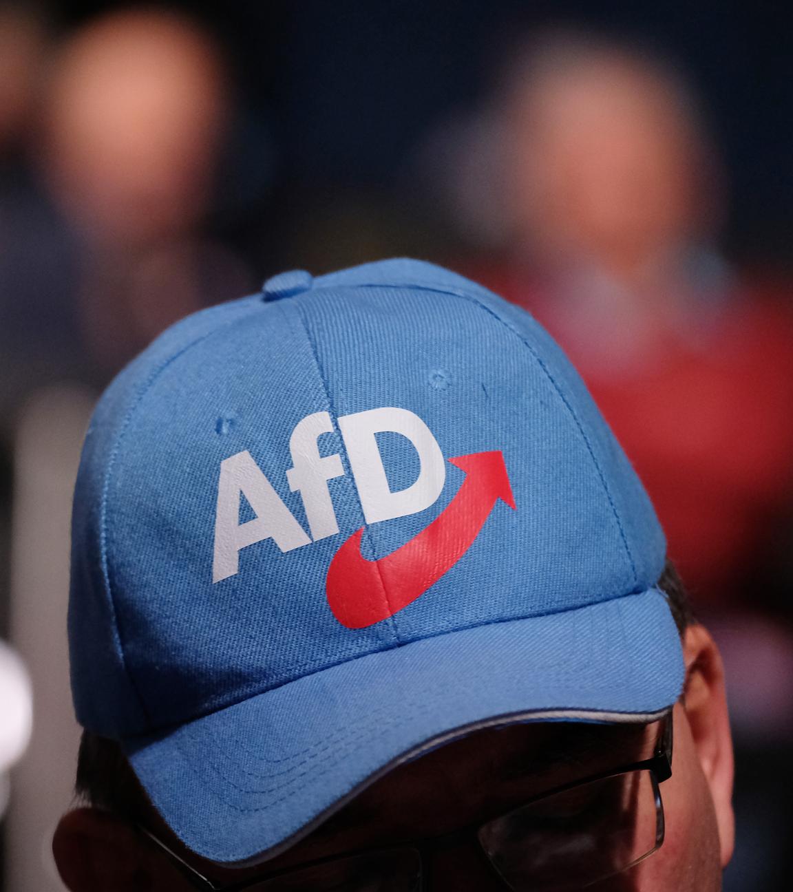 Ein Teilnehmer der Europawahlversammlung der Alternative für Deutschland (AfD) trägt eine AfD-Kappe.