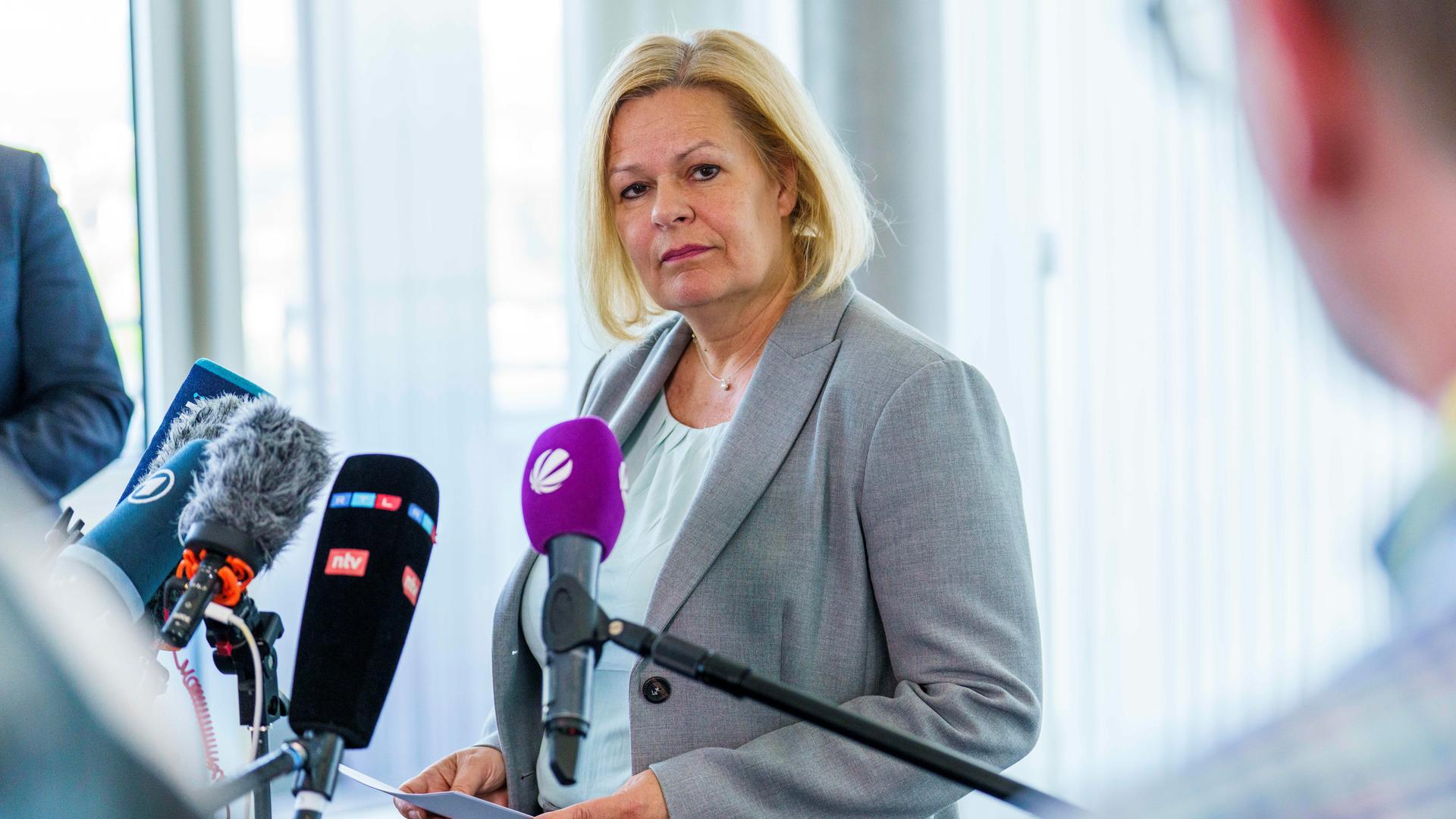 Nancy Faeser (SPD) geschäftsführende Bundesinnenministerin, äußert sich im Bundeskriminalamt (BKA) zur AfD.