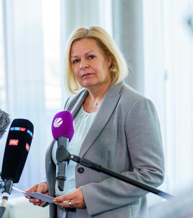 Nancy Faeser (SPD) geschäftsführende Bundesinnenministerin, äußert sich im Bundeskriminalamt (BKA) zur AfD.