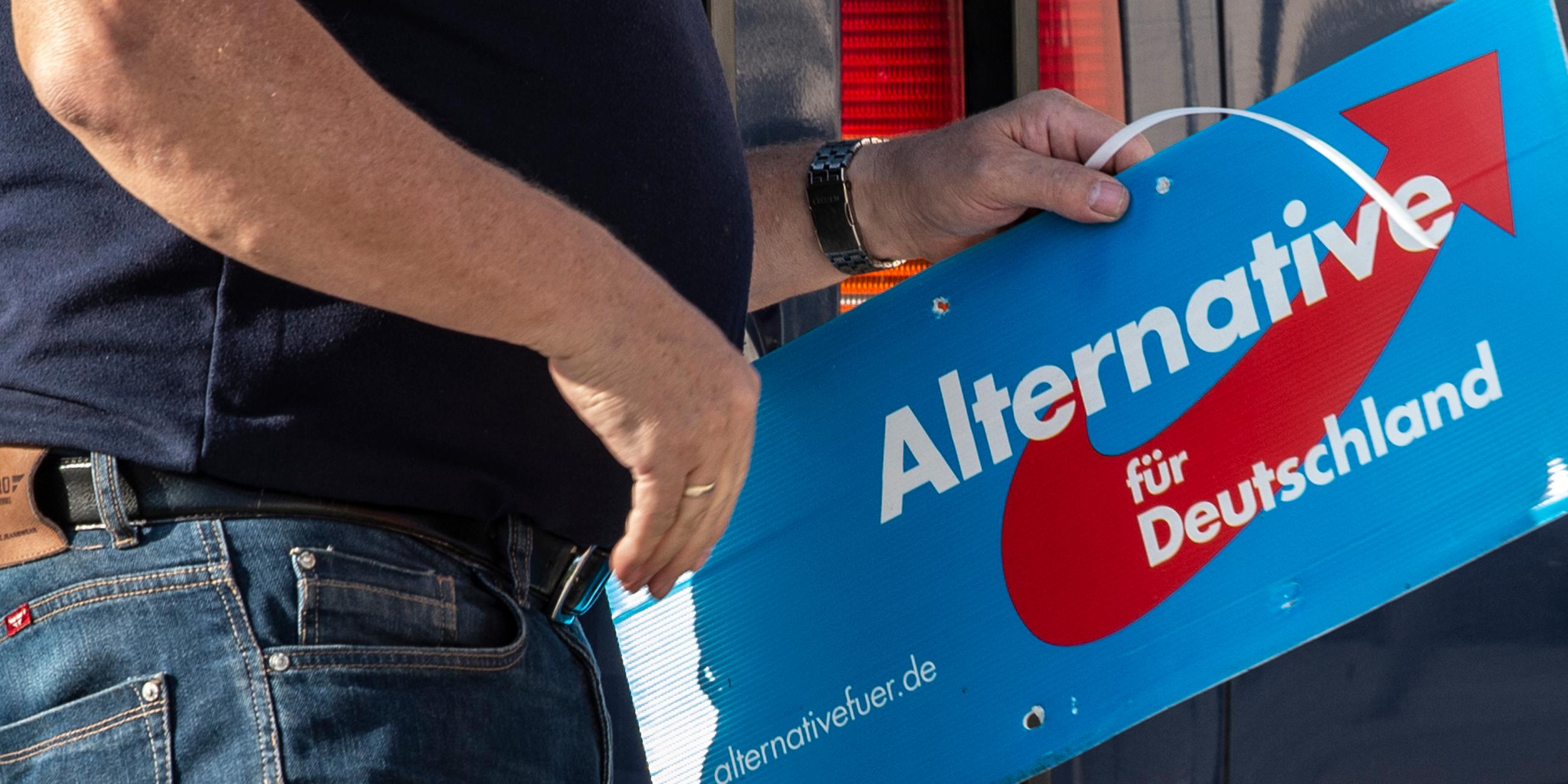 Mann mit einem AfD-Schild