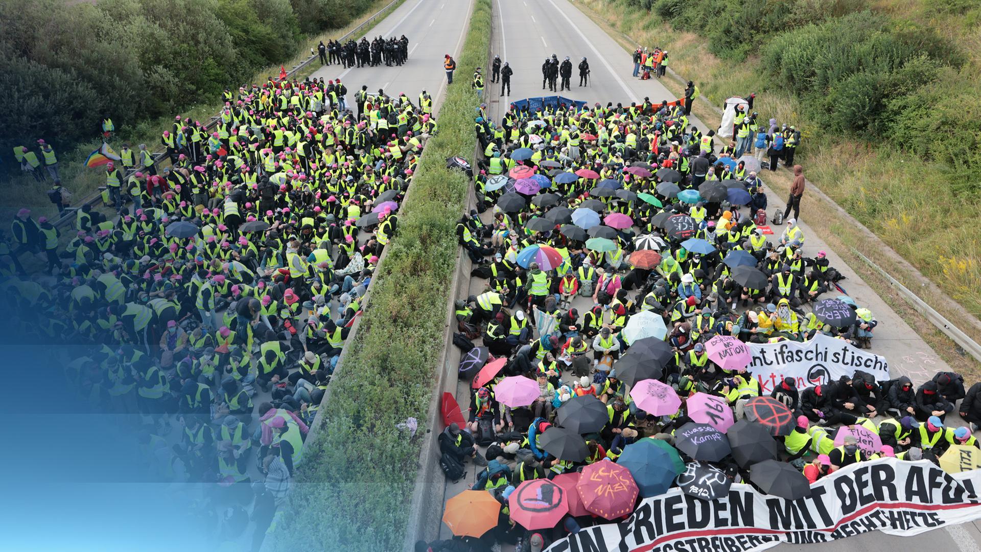 Demonstranten protestieren gegen den AfD-Parteitag auf der Autobahn A71 bei Gottstedt.