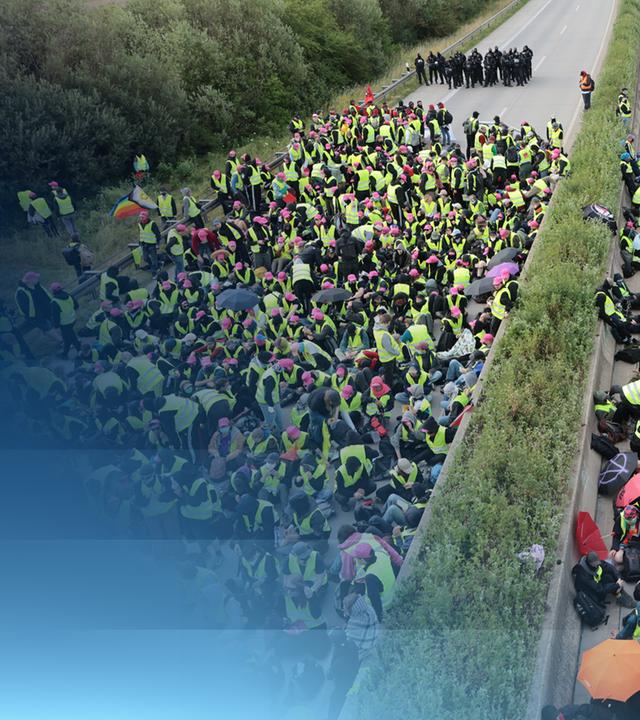 Demonstranten protestieren gegen den AfD-Parteitag auf der Autobahn A71 bei Gottstedt.