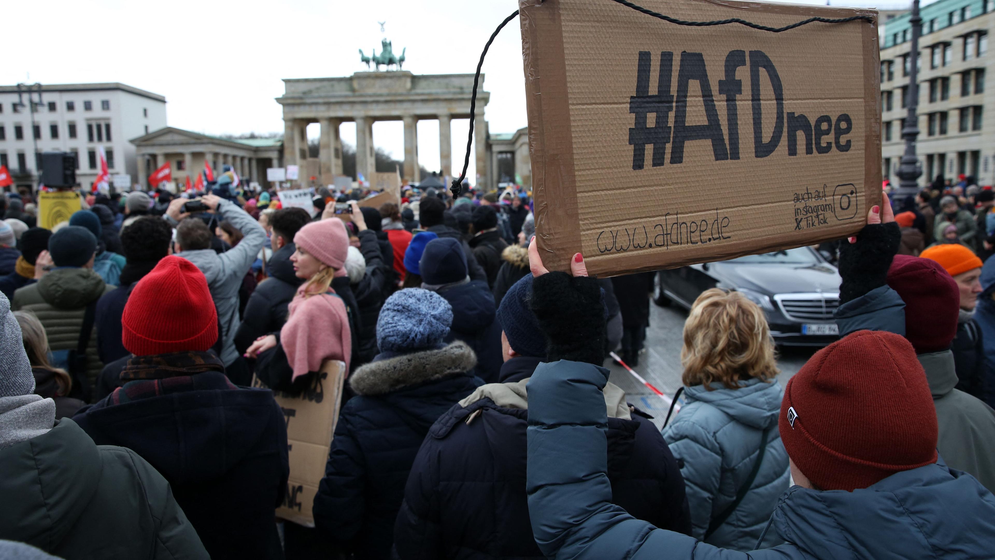 Aktivisten verschiedener Gruppen demonstrieren am 14. Januar 2024 vor dem Brandenburger Tor in Berlin, Deutschland, gegen Rechtsextremismus und die Politik der rechtsextremen Partei Alternative für Deutschland (AfD).