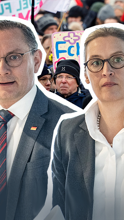 Im Vordergrund die AfD-Parteichefs Chrupalla und Weidel; im Hintergrund Demonstranten mit Plakaten gegen die AfD. 