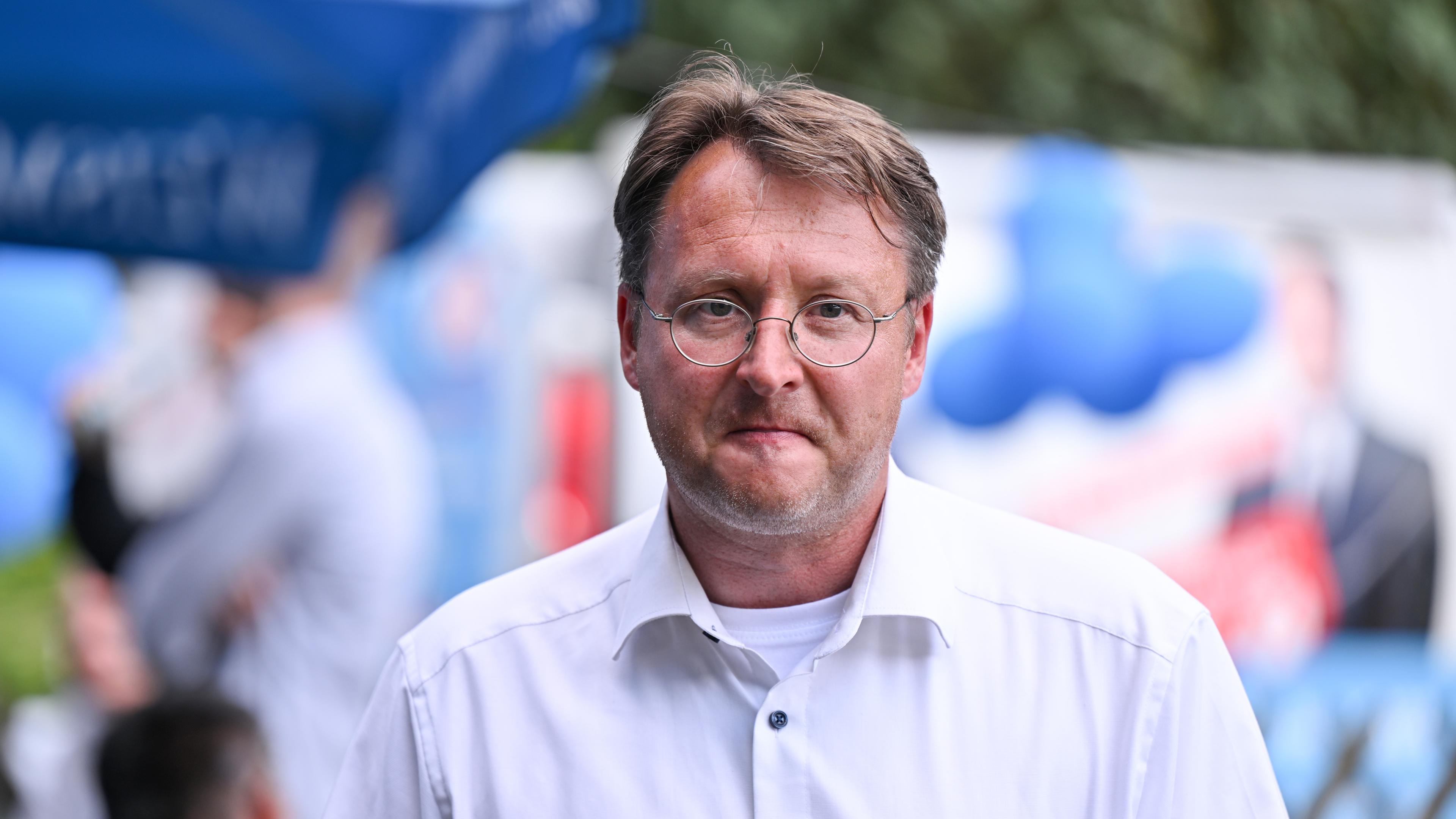 Robert Sesselmann (AfD) nach der Stichwahl im Landkreis Sonneberg bei einer AfD-Wahlparty.