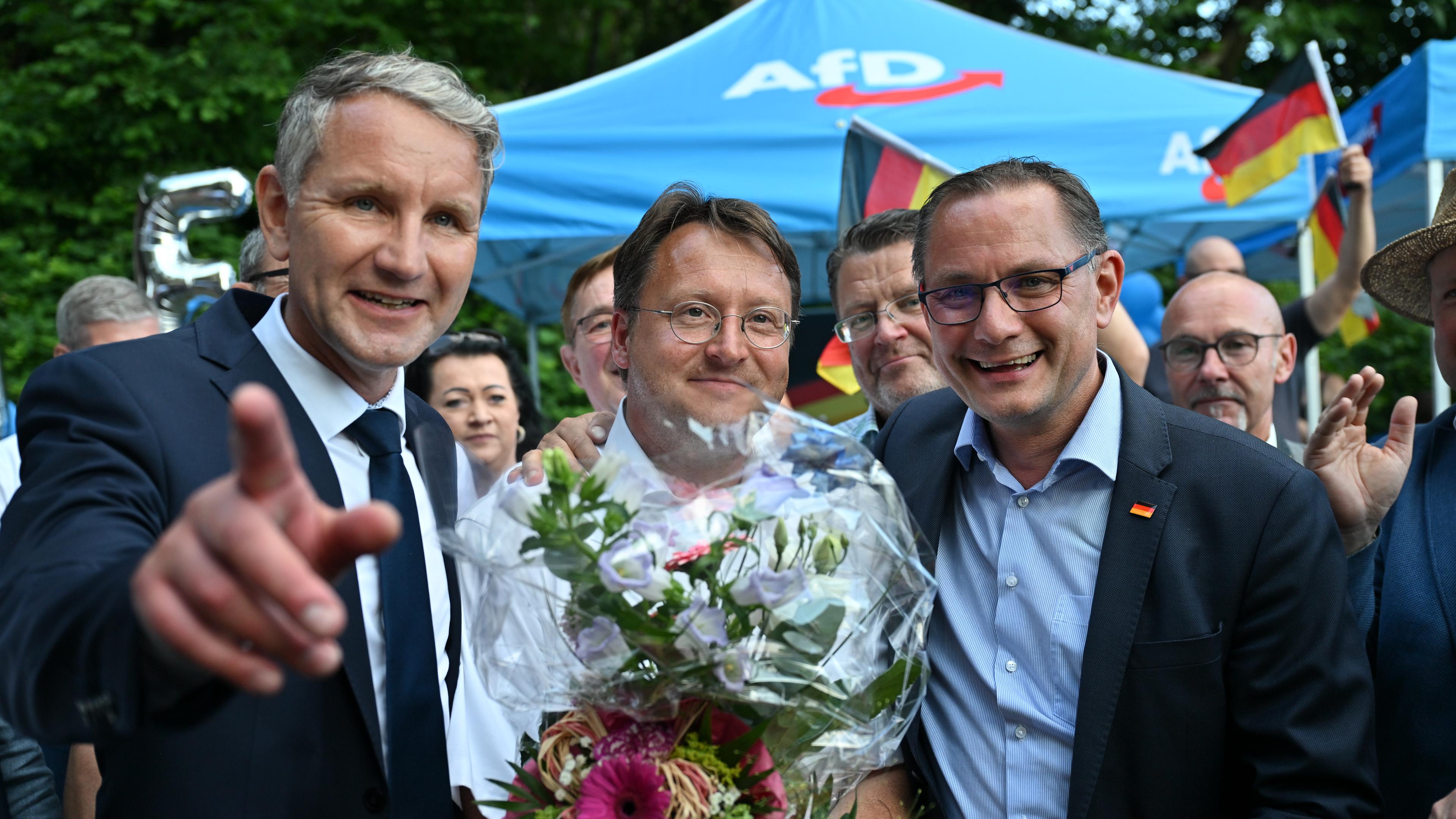  Björn Höcke (l) , Vorsitzender der AfD Thüringen und Tino Chrupalla, AfD-Bundesvorsitzender (r) gratulieren dem Wahlsieger des Thüringer Kreis Sonneberg, Robert Sesselmann (AfD, M) im Garten eines Restaurant.
