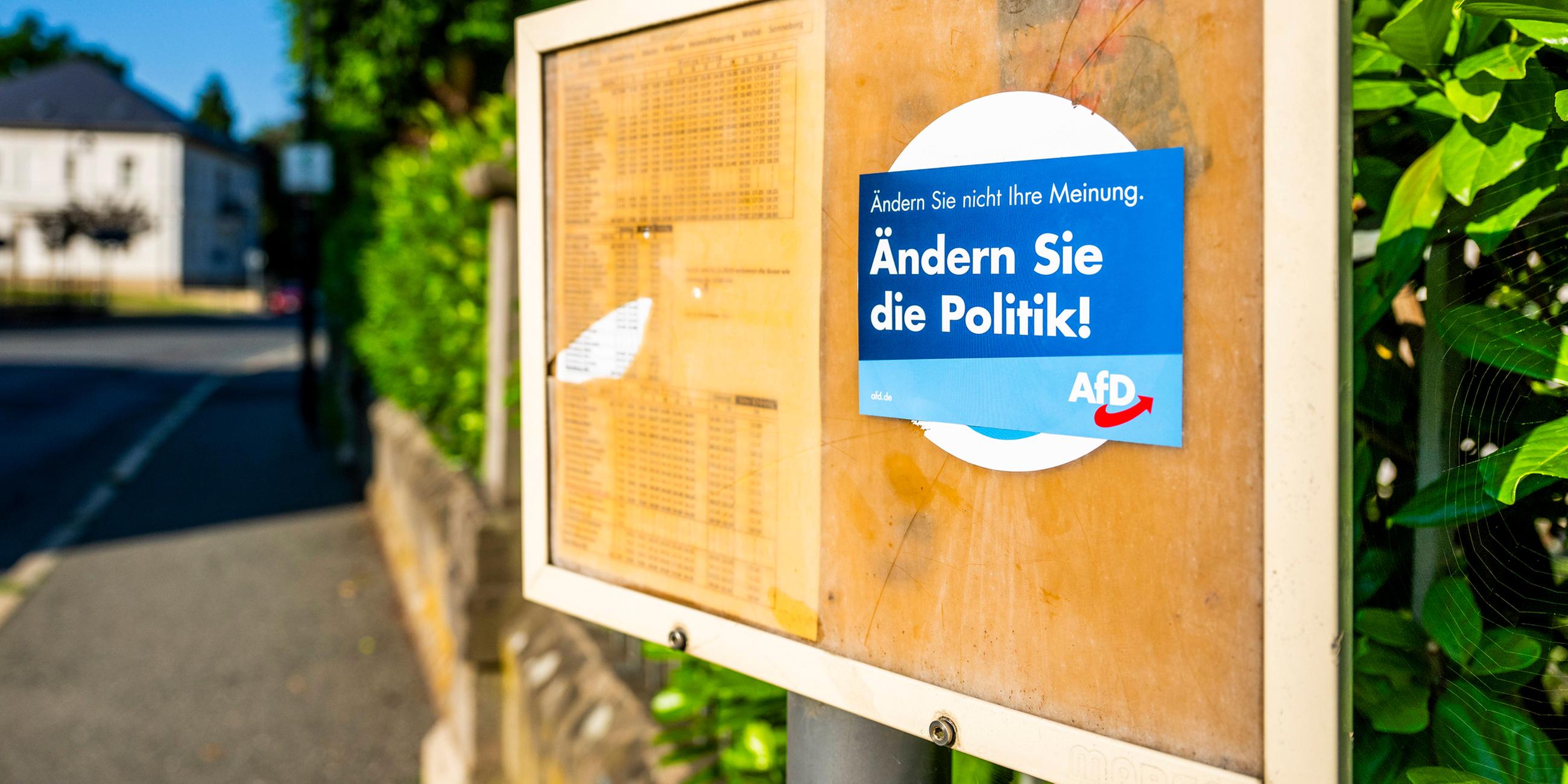 AfD-Aufkleber an einer Bushaltestelle in Thüringen