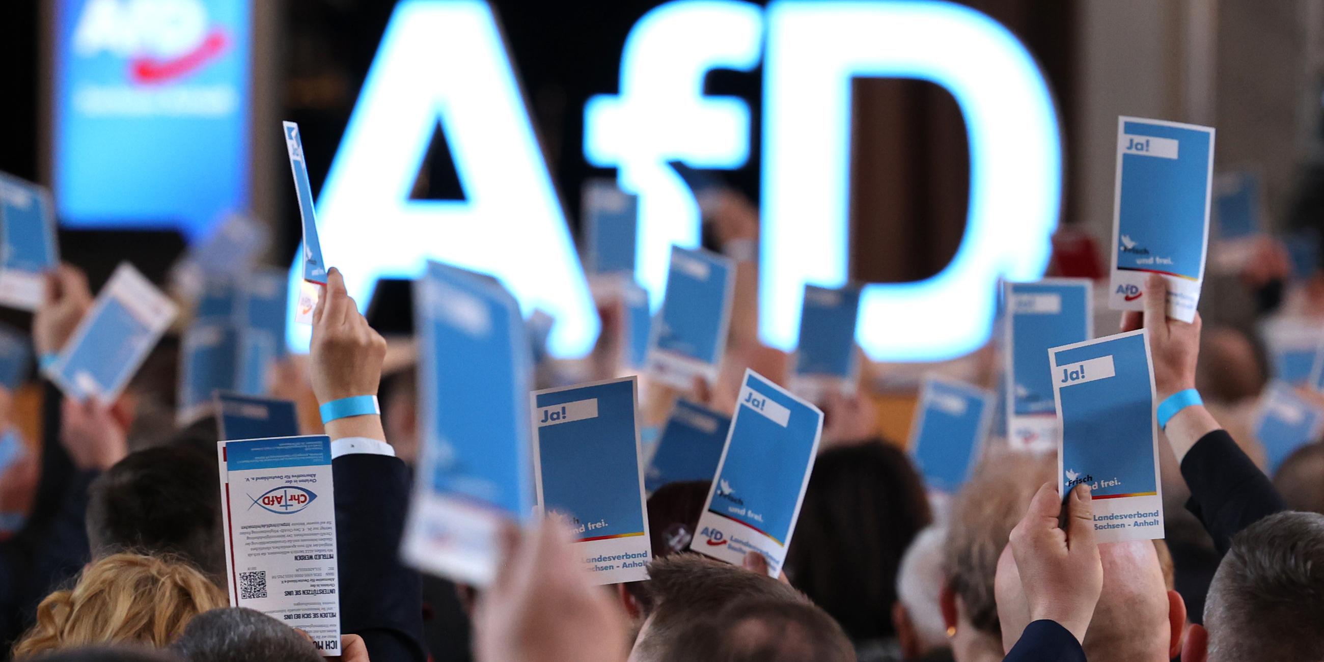 Delegierte stimmen am 03.03.2024 auf dem Landesparteitag der AfD Sachsen-Anhalt in Magdeburg ab.