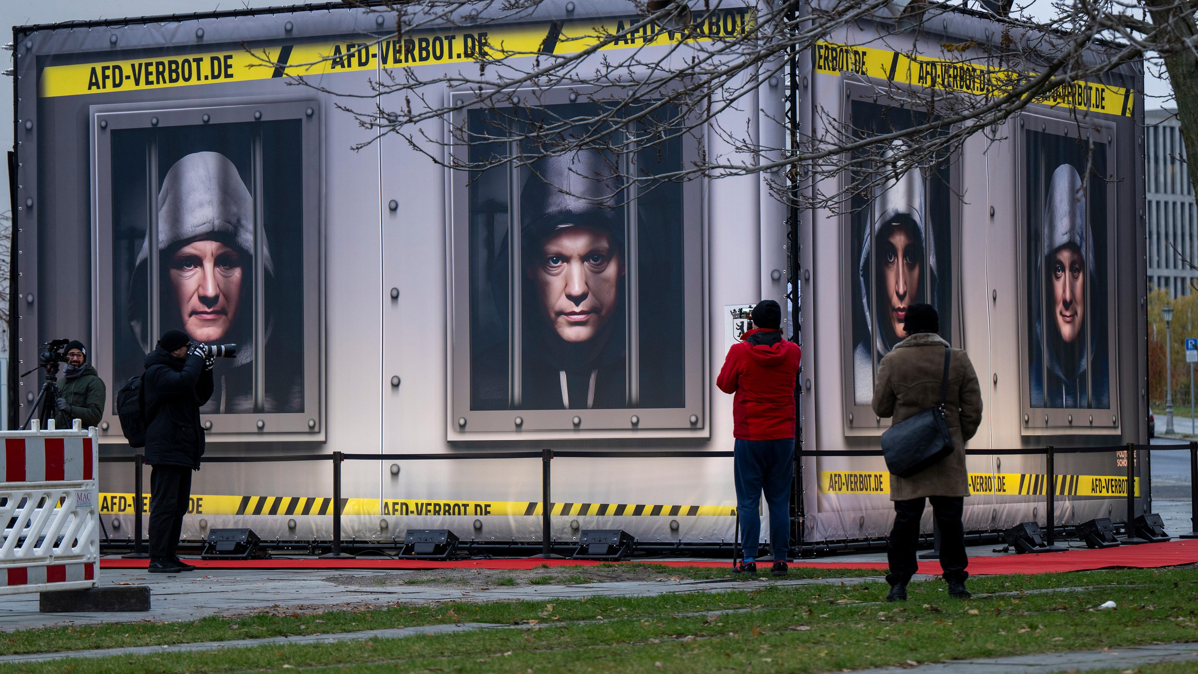 Berlin: Fotomontagen von AfD-Politikern hinter Gitterstäben werden im Rahmen einer Aktion der Satire- und Politikinitiative "Zentrum für Politische Schönheit" (ZPS) für ein Verbot der AfD vor dem Bundeskanzleramt präsentiert.