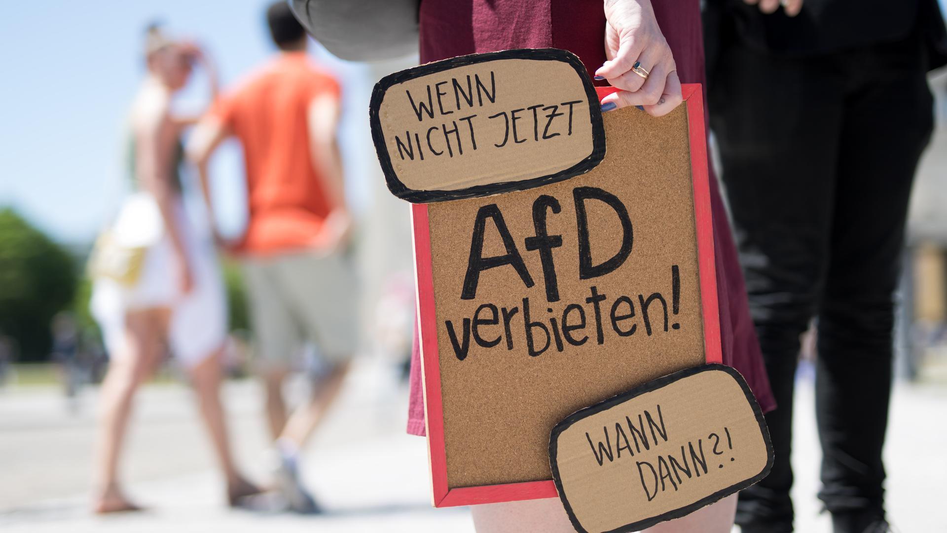  Eine Demonstrantin hält ein Plakat mit der Aufschrift «AFD verbieten!» bei einer Demonstration im Rahmen eines bundesweiten Aktionstags unter dem Motto «Keine Ausreden mehr - AfD-Verbot jetzt!».