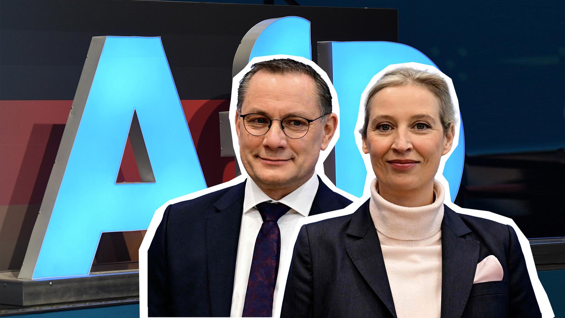 Vor dem Logo der AfD sind die Parteivorsitzenden Chrupalla und Weidel abgebildet.