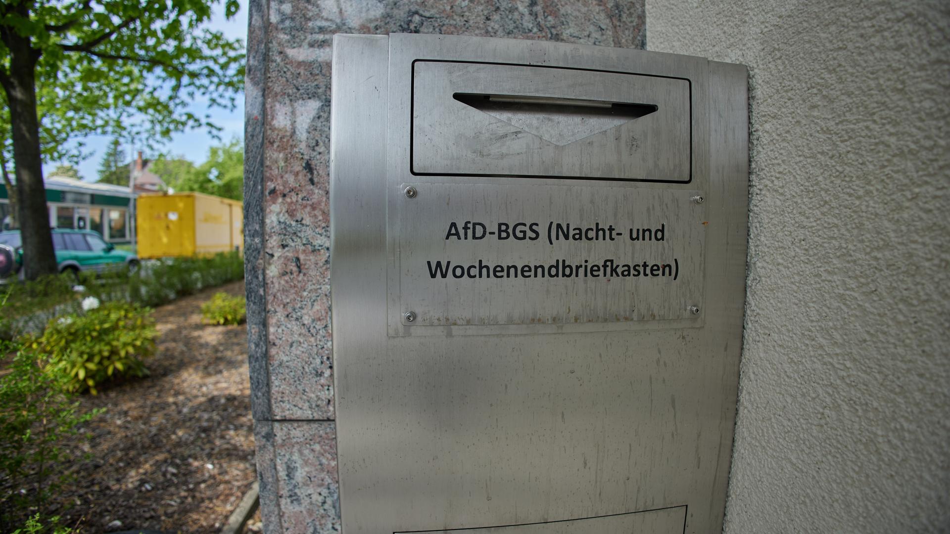 Ein Nacht- und Wochenendbriefkasten hängt am Eingang zur Bundesgeschäftsstelle der AfD. Das Bundesamt für Verfassungsschutz (BfV) hat die AfD als gesichert rechtsextremistisch eingestuft.