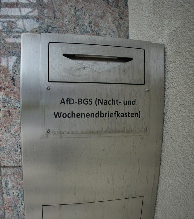 Ein Nacht- und Wochenendbriefkasten hängt am Eingang zur Bundesgeschäftsstelle der AfD. Das Bundesamt für Verfassungsschutz (BfV) hat die AfD als gesichert rechtsextremistisch eingestuft.