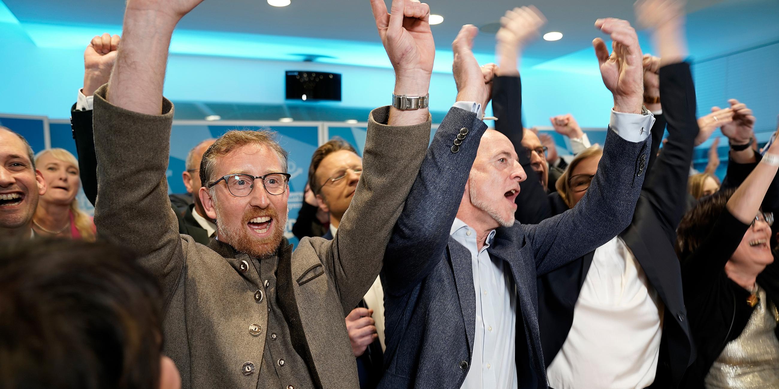 Andreas Winhart (l) und Martin Böhm feieren bei AfD-Wahlparty
