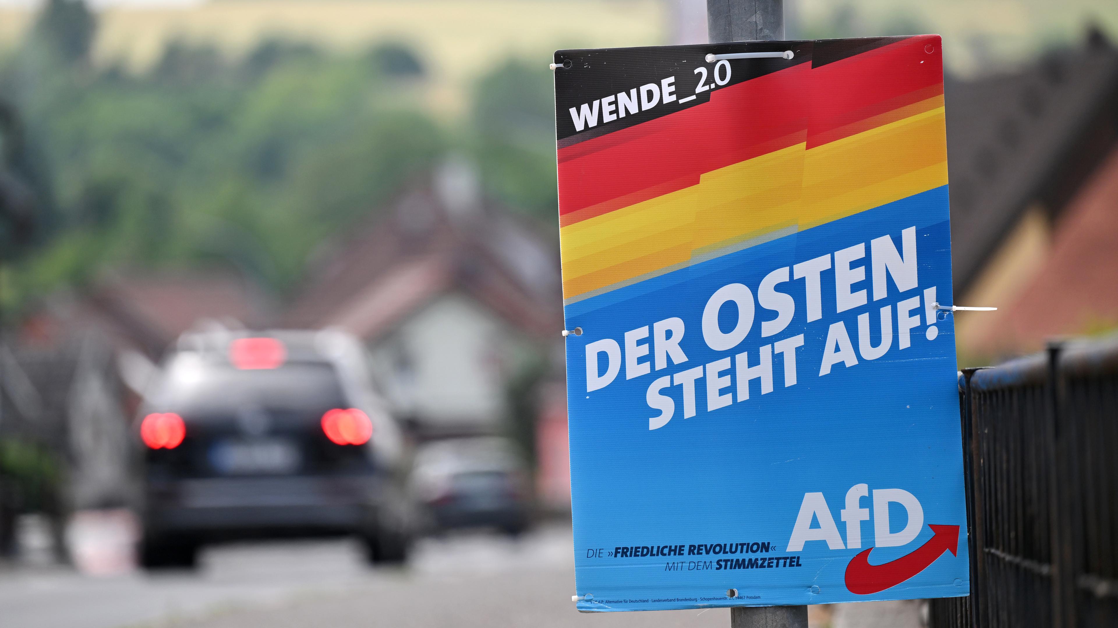Ein Wahlplakat der AfD hängt an der Bundesstraße 89 im Landkreis Sonneberg (Thüringen), aufgenommen am 22.06.2023