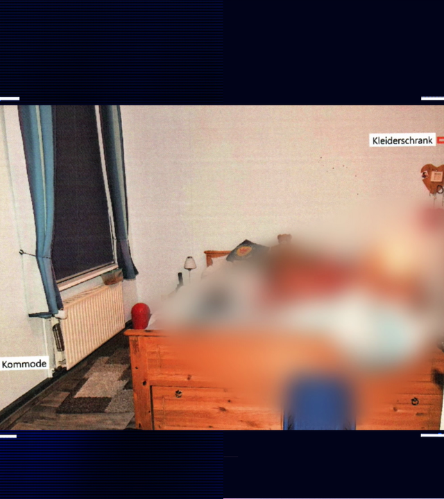 Bild aus der Polizeiakte. Schlafzimmer. Leiche auf dem Bett (technisch verfremdet). Markierungen der Spurensicherung. Links daneben: Lichtschematische Darstellung eines Fingerabdrucks.