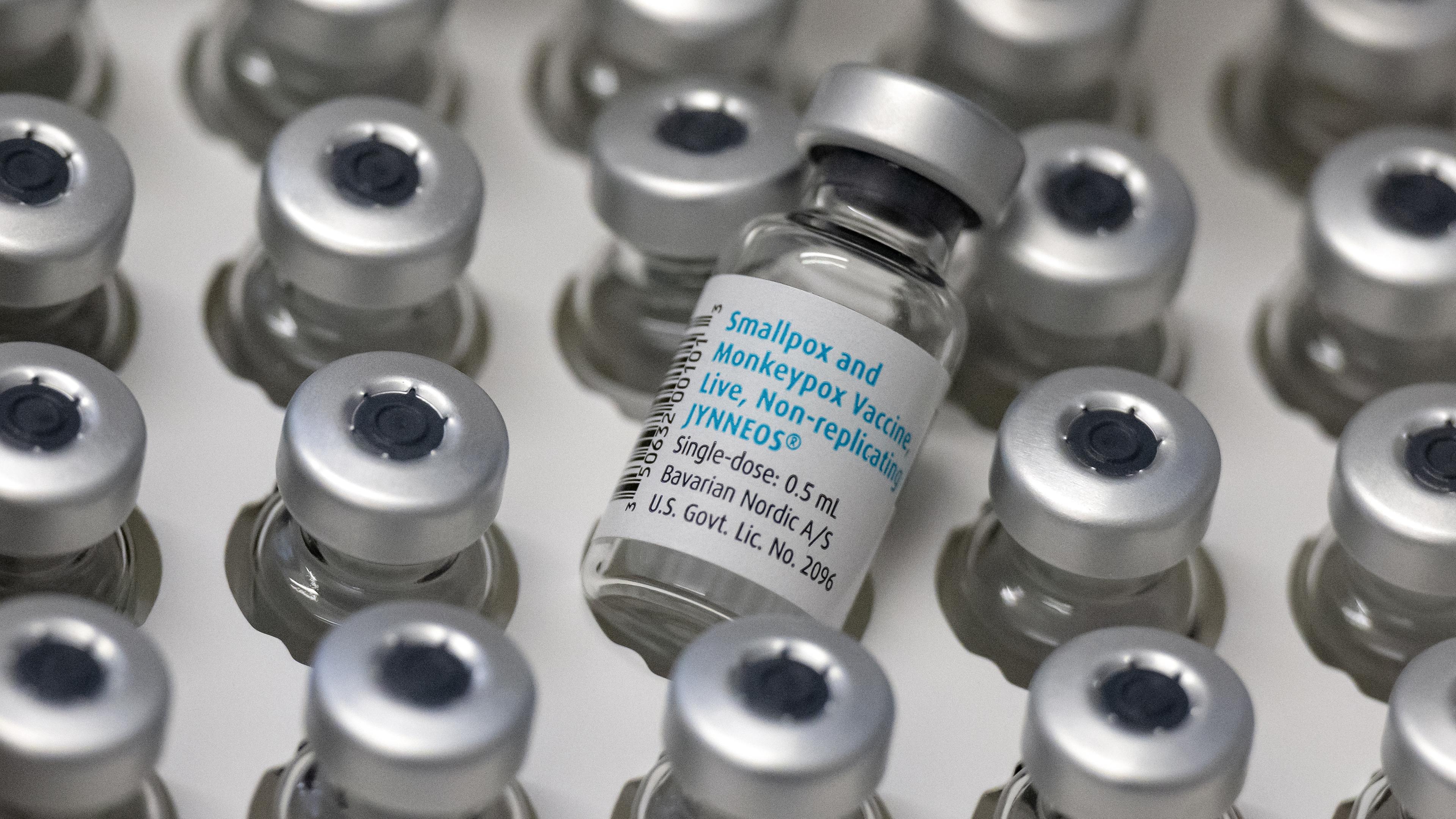 Bayern, München: Leere Ampullen mit dem Impfstoff von Bavarian Nordic (Imvanex / Jynneos) gegen Affenpocken stehen im Klinikum rechts der Isar in einer Schachtel auf einem Tisch.